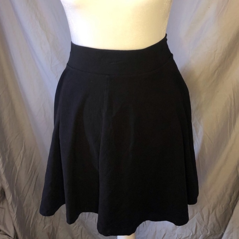 Medium H&M Black Basic Skater Skirt!